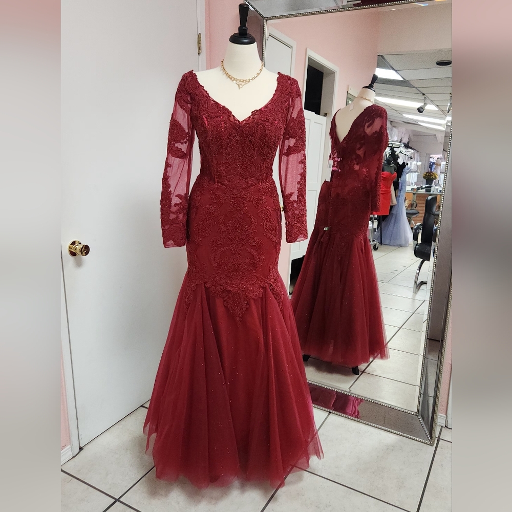 NWT Burgundy Sweetheart Mermaid Lace Gown with Long Sleeves Size XL
